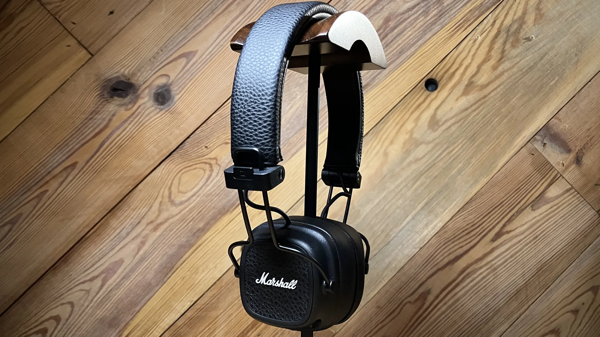 Marshall Major V, Headphone On-Ear Ikonik dengan Bateri Luar Biasa